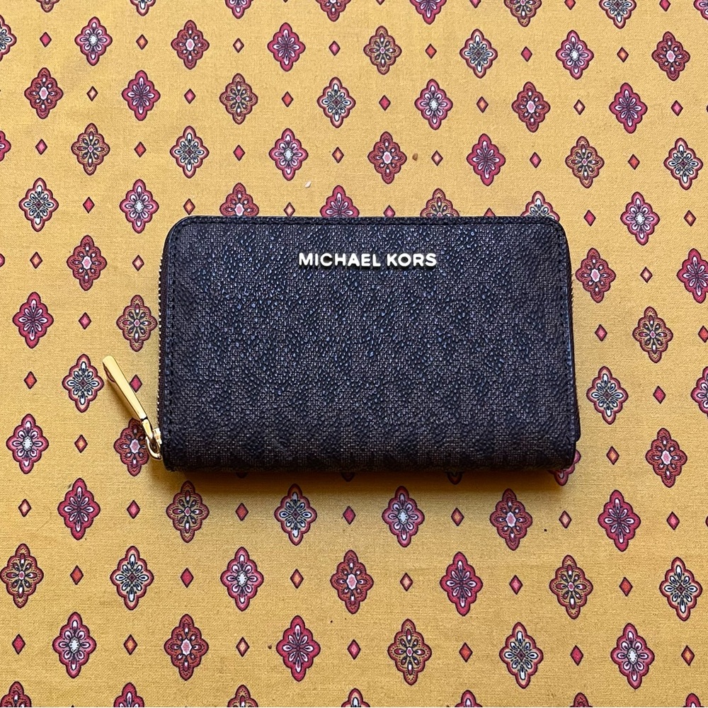NWOT. Michael Kors Jet Set Travel small zip wallet.